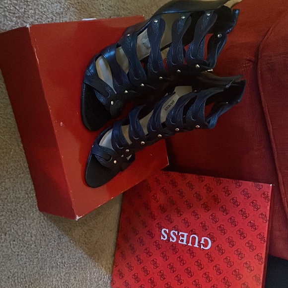 Size 8.5 guess wedges - Picture 2 of 4